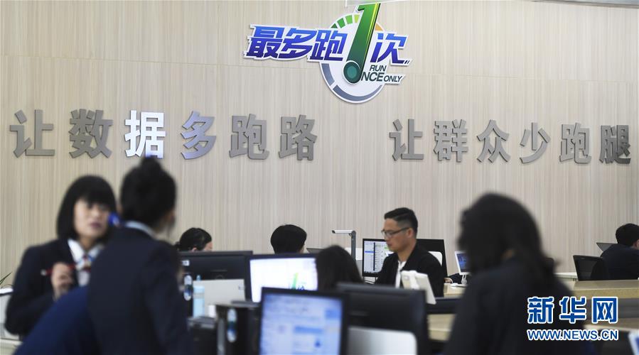 （新華全媒頭條·兩會特別報道·圖文互動）（2）嚴要求實作風，再創時代偉業——寫在“三嚴三實”提出五周年之際