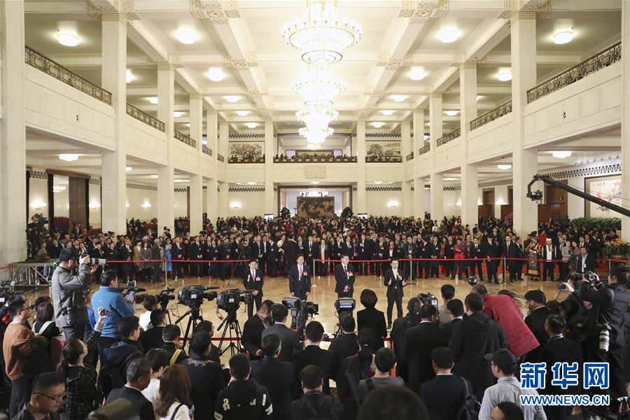 （兩會(huì)·面對(duì)面·XHDW）（13）全國人大代表接受采訪