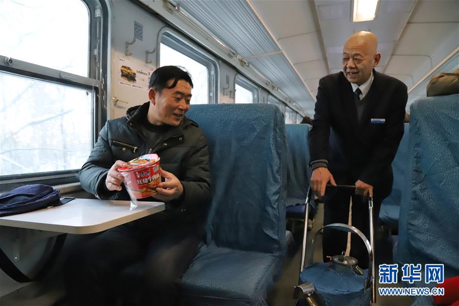 （新春走基層·圖文互動）（1）小康路上，與“小慢車”同行——長白山區綠皮火車二三事