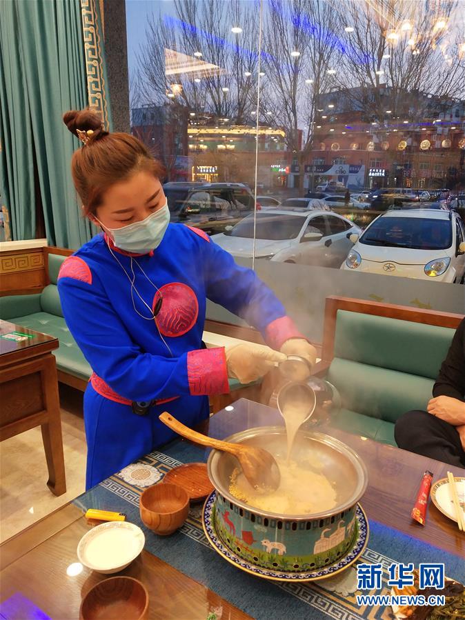 （圖文互動）（2）特寫：限人數(shù)、分餐吃、用公筷——偏遠小城“吃飯”見聞