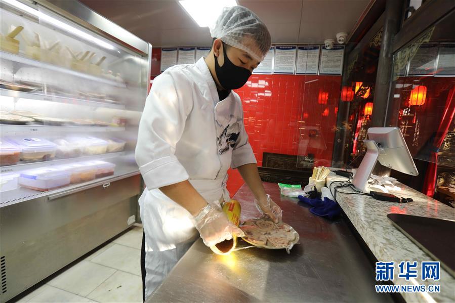 （圖文互動）（4）特寫：限人數(shù)、分餐吃、用公筷——偏遠小城“吃飯”見聞