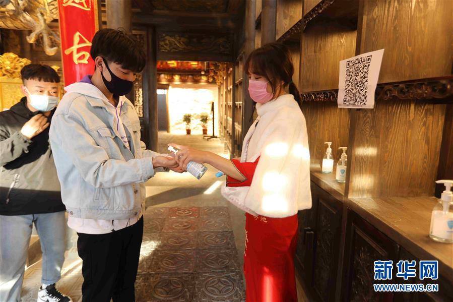 （圖文互動）（5）特寫：限人數(shù)、分餐吃、用公筷——偏遠小城“吃飯”見聞
