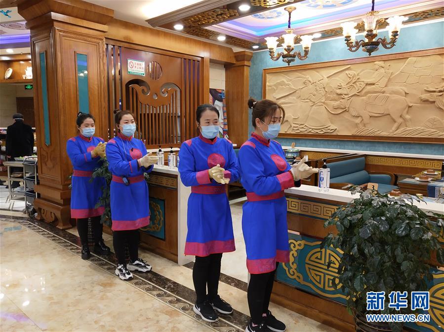 （圖文互動）（6）特寫：限人數(shù)、分餐吃、用公筷——偏遠小城“吃飯”見聞