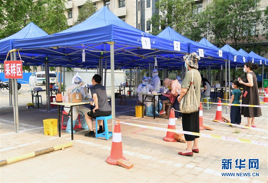 （新華全媒頭條·圖文互動(dòng)）（4）構(gòu)筑守護(hù)城市、守護(hù)生命的堅(jiān)強(qiáng)防線——北京開展大規(guī)模核酸檢測(cè)