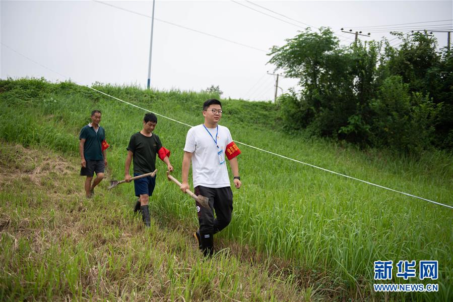（防汛抗洪·圖文互動）（3）在大堤上成長，為人民守護——洪水中的青年“生力軍”