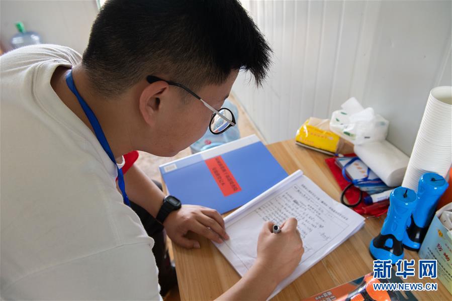 （防汛抗洪·圖文互動）（4）在大堤上成長，為人民守護——洪水中的青年“生力軍”