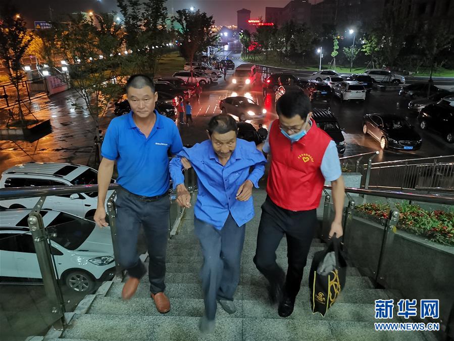 （防汛抗洪·圖文互動）（3）洪水來襲，銅鑼聲在千年古鎮(zhèn)的雨夜響起