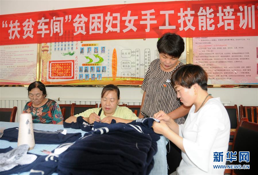 （決戰(zhàn)決勝脫貧攻堅·圖文互動）（1）內(nèi)蒙古河套：一雙巧手、一副棒針、一團(tuán)毛線打造貧困戶“炕頭經(jīng)濟(jì)”