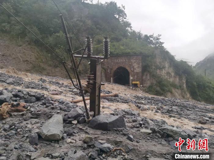 因泥石流受損的成昆鐵路區(qū)間。　劉偉建 攝