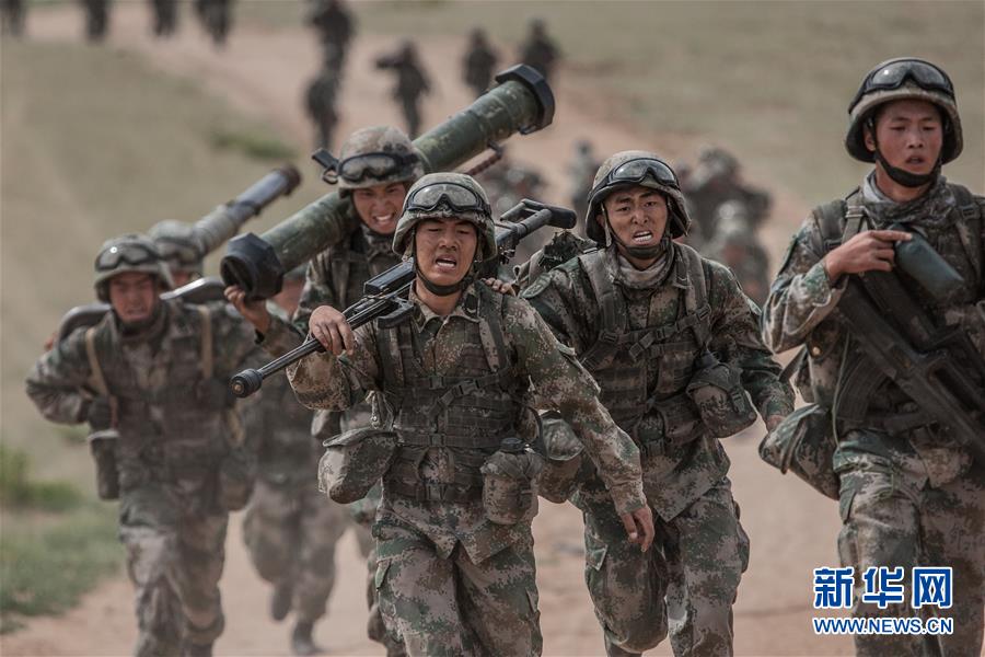 （新華全媒頭條·圖文互動）（13）沿著中國特色強軍之路闊步前進——黨中央、中央軍委領(lǐng)導(dǎo)推進國防和軍隊建設(shè)70年紀(jì)實