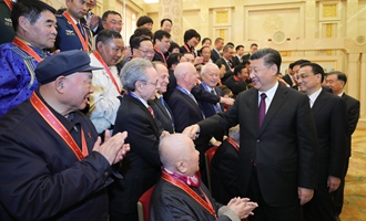 慶祝大會結束后，習近平等會見受表彰人員及親屬代表