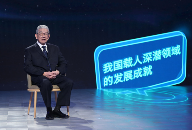 抱著要建造先進的海軍裝備保家衛國的心愿，考入了交通大學造船系