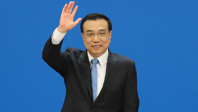 記者會結束后，李克強揮手致意