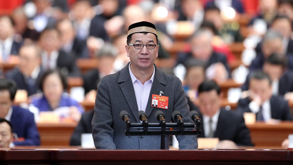 新疆維吾爾自治區呼圖壁縣政協副主席、伊斯蘭教協會會長，呼圖壁縣城鎮陜西寺阿訇 楊杰