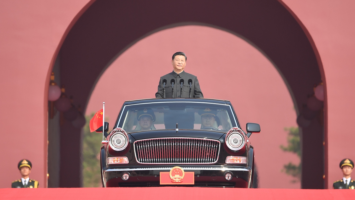習近平乘坐檢閱車，經過金水橋，駛上長安街