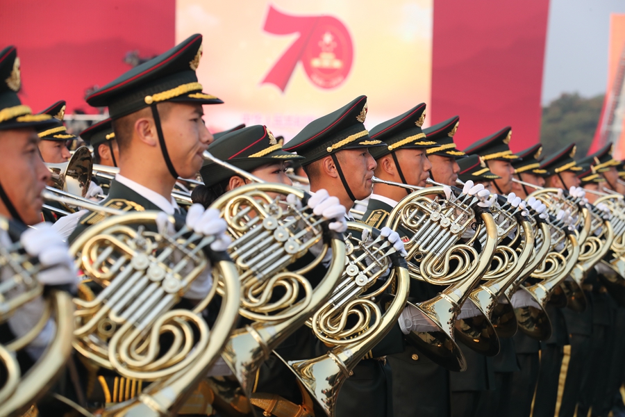 解放軍聯合軍樂團在廣場就位后進行準備工作和試奏。據了解，解放軍聯合軍樂團此次演奏是從開國大典至今歷次閱兵以來演奏曲目最多的一次，不少曲目是為此次閱兵量身打造的全新作品，此次也是歷次女演奏員最多的一次。