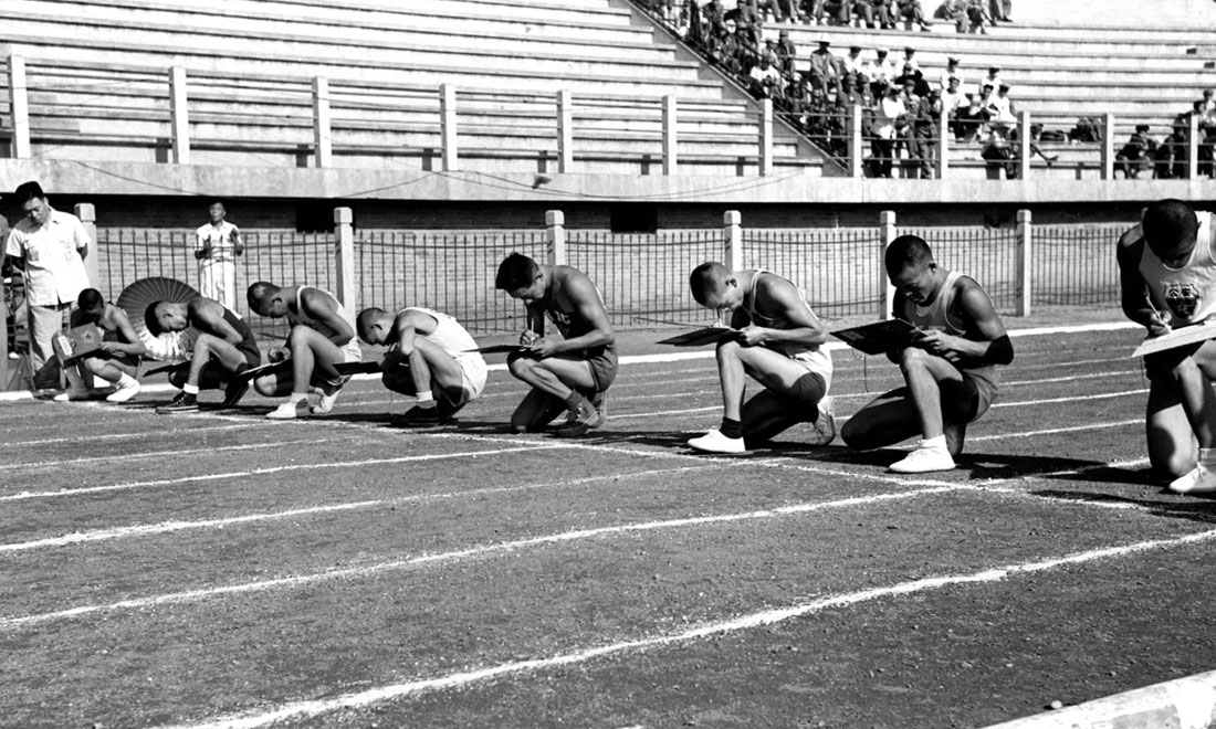 1952年8月2日，慶祝中國人民解放軍建軍25周年全軍運動會在北京舉行，運動員在進行識字賽跑比賽。新華社記者岳國芳攝