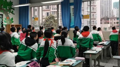 課上到一半，同學們卻把頭望向了外面！校長說：點贊！