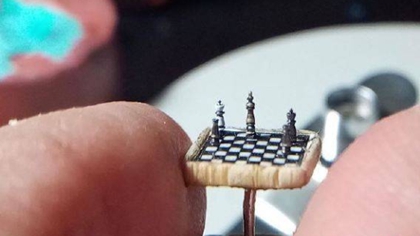 比指甲蓋還??！ 土耳其微雕藝術家雕出超小國際象棋
