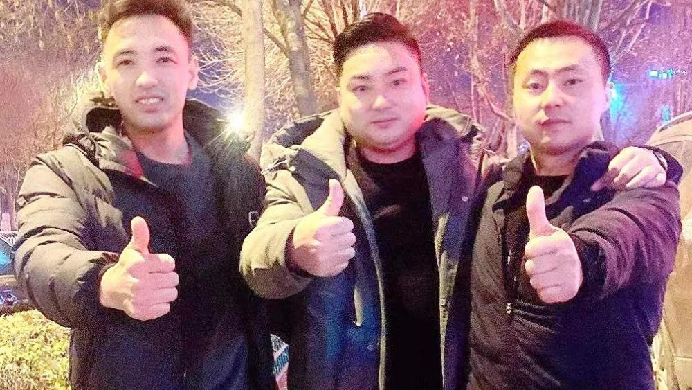 熱點快追｜路面結冰大貨車開始溜車！24塊“救命石”幫助緊急脫險