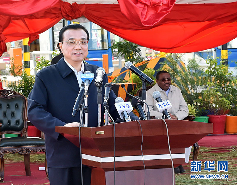 5月5日，國務院總理李克強與埃塞俄比亞總理海爾馬里亞姆共同出席亞的斯亞貝巴-阿達瑪高速公路一期竣工揭牌典禮，并為二期工程開工奠基剪彩。這是李克強在典禮上致辭。新華社記者 李濤 攝 