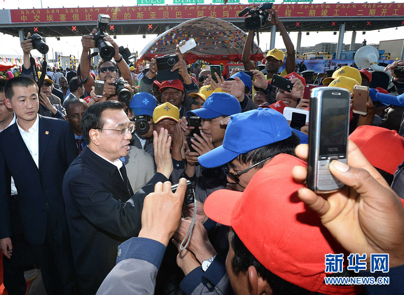 5月5日，中國國務院總理李克強與埃塞俄比亞總理海爾馬里亞姆共同出席亞的斯亞貝巴-阿達瑪高速公路一期竣工揭牌典禮，并為二期工程開工奠基剪彩。這是典禮結(jié)束后，李克強同工程施工人員親切交談。新華社記者 李濤 攝 