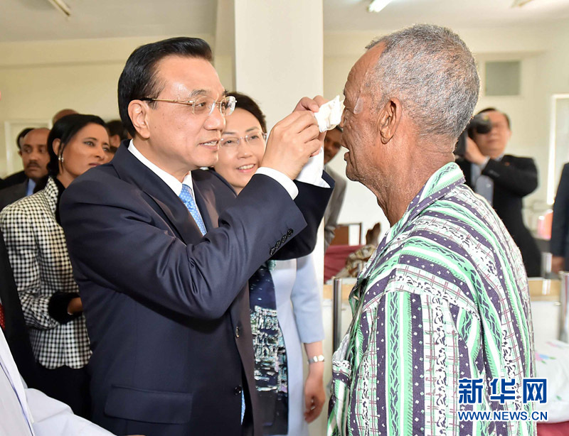 5月6日，國務院總理李克強與埃塞俄比亞總統穆拉圖一同來到亞的斯亞貝巴阿勒塔醫院，看望受益于中國免費白內障手術“光明行”活動的埃塞俄比亞患者。這是李克強親手為接受中國醫生手術的埃塞俄比亞白內障患者拆開紗布。 新華社記者 李濤 攝 