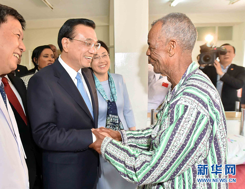 5月6日，中國國務院總理李克強與埃塞俄比亞總統穆拉圖一同來到亞的斯亞貝巴阿勒塔醫院，看望受益于中國免費白內障手術“光明行”活動的埃塞俄比亞患者。新華社記者 李濤 攝 