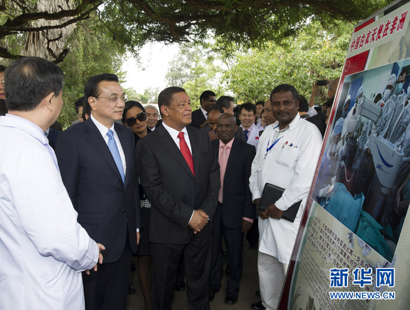 5月6日，中國國務院總理李克強與埃塞俄比亞總統穆拉圖一同來到亞的斯亞貝巴阿勒塔醫院，看望受益于中國免費白內障手術“光明行”活動的埃塞俄比亞患者。這是李克強在觀看“光明行”活動展板。 新華社記者 謝環馳 攝