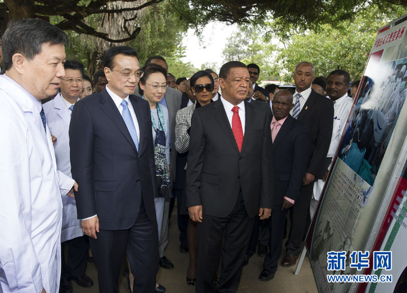 5月6日，中國國務院總理李克強與埃塞俄比亞總統穆拉圖一同來到亞的斯亞貝巴阿勒塔醫院，看望受益于中國免費白內障手術“光明行”活動的埃塞俄比亞患者。這是李克強在觀看“光明行”活動展板。 新華社記者 謝環馳 攝 