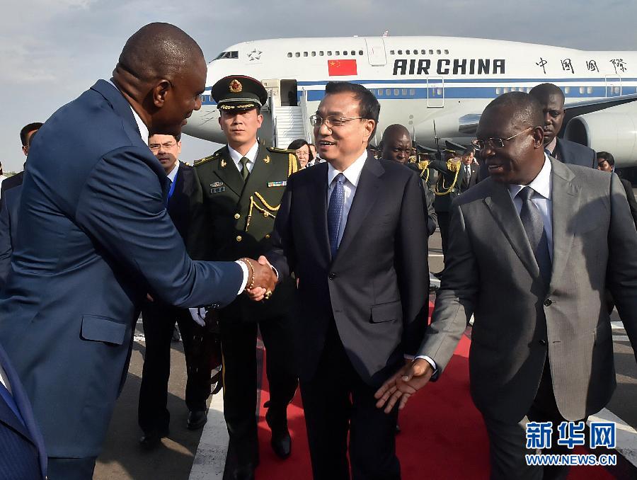  5月8日，應安哥拉總統多斯桑托斯邀請，中國國務院總理李克強乘專機抵達羅安達二月四日國際機場，開始對安哥拉進行正式訪問。這是安哥拉副總統維森特（右一）到機場迎接李克強總理。新華社記者 李濤 攝 