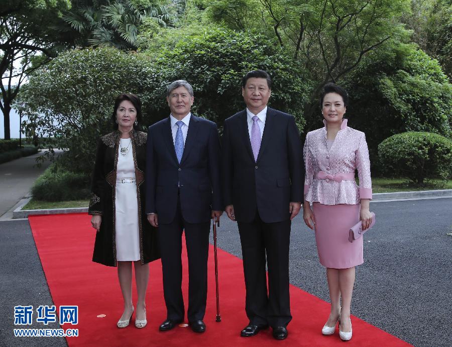 會(huì)談前，習(xí)近平在上海西郊會(huì)議中心廣場(chǎng)為阿坦巴耶夫舉行歡迎儀式。新華社記者 蘭紅光 攝 