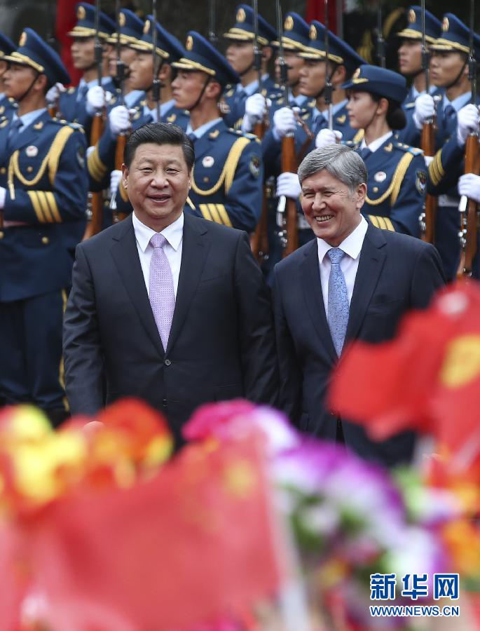會(huì)談前，習(xí)近平在上海西郊會(huì)議中心廣場(chǎng)為阿坦巴耶夫舉行歡迎儀式。新華社記者 蘭紅光 攝 