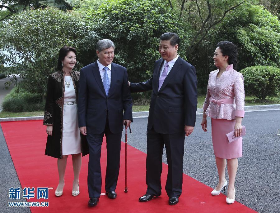 會(huì)談前，習(xí)近平在上海西郊會(huì)議中心廣場(chǎng)為阿坦巴耶夫舉行歡迎儀式。新華社記者 蘭紅光 攝 