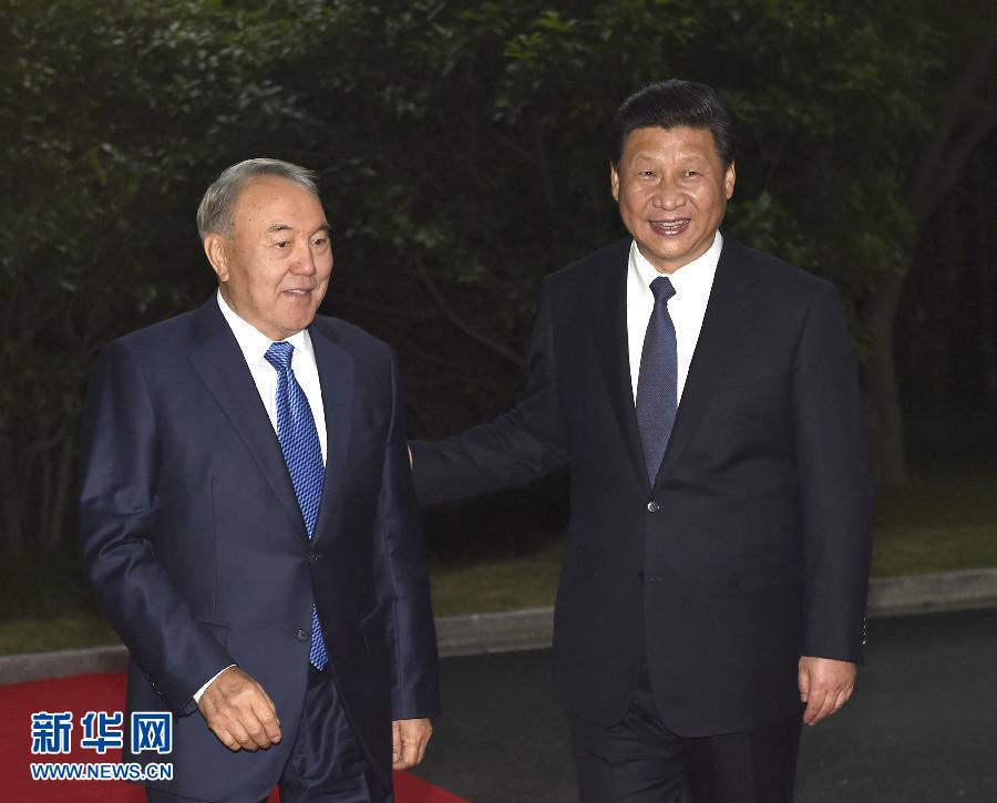  5月19日，中國國家主席習近平在上海同哈薩克斯坦總統納扎爾巴耶夫舉行會談。這是會談前，習近平在上海西郊會議中心廣場為納扎爾巴耶夫舉行歡迎儀式。新華社記者 馬占成 攝 