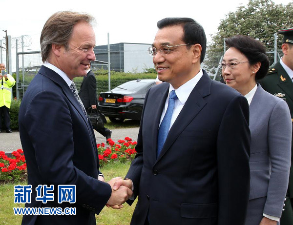 6月16日，應英國首相卡梅倫邀請，國務院總理李克強乘專機抵達倫敦希思羅機場，開始對英國進行正式訪問。李克強總理夫人程虹同機抵達。這是英國政府高級官員到機場迎接李克強總理和夫人。新華社記者 龐興雷 攝