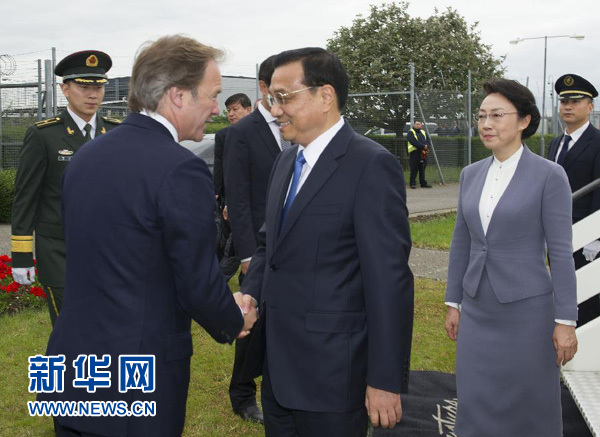 6月16日，應英國首相卡梅倫邀請，國務院總理李克強乘專機抵達倫敦希思羅機場，開始對英國進行正式訪問。李克強總理夫人程虹同機抵達。這是英國政府高級官員到機場迎接李克強總理和夫人。新華社記者 黃敬文 攝
