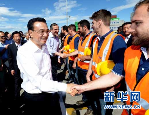 6月20日，國務(wù)院總理李克強(qiáng)與希臘總理薩馬拉斯共同考察中國遠(yuǎn)洋運輸集團(tuán)比雷埃夫斯集裝箱碼頭。這是李克強(qiáng)和薩馬拉斯來到3號碼頭，同碼頭工人親切交流。新華社記者 李濤 攝 