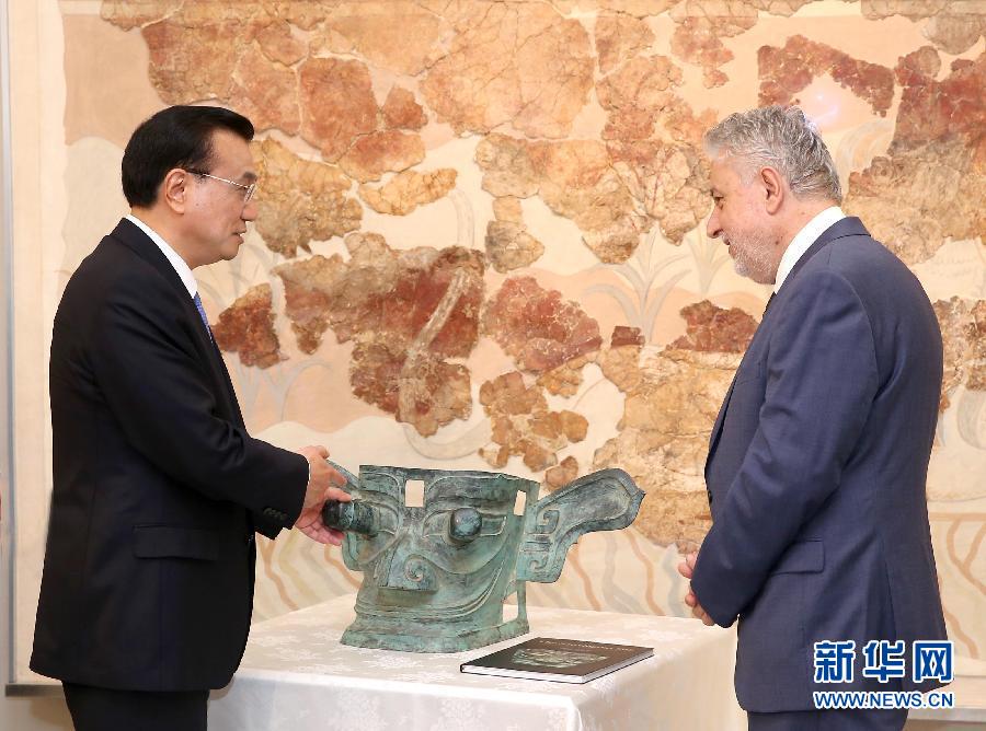 6月21日，國務院總理李克強與希臘總理薩馬拉斯共同出席希臘伊拉克利翁博物館新館開館儀式并發表講話。這是李克強向伊拉克利翁博物館贈送三星堆出土文物復制品。新華社記者 龐興雷 攝 