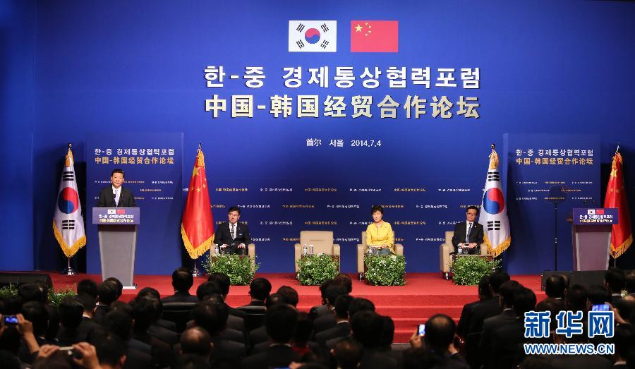 7月4日，國家主席習近平在首爾與韓國總統(tǒng)樸槿惠共同出席中韓經(jīng)貿(mào)合作論壇。習近平發(fā)表題為《攜手合作，共創(chuàng)未來》的重要講話。 新華社記者蘭紅光 攝  