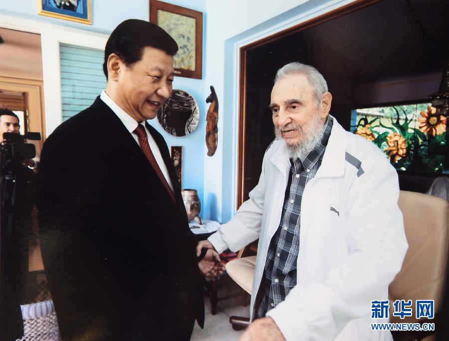 當(dāng)?shù)貢r(shí)間7月22日，國(guó)家主席習(xí)近平在哈瓦那親切探望古巴革命領(lǐng)袖菲德爾·卡斯特羅。 新華社發(fā)