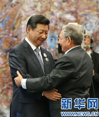 當(dāng)?shù)貢r(shí)間7月22日，國家主席習(xí)近平在哈瓦那接受古巴政府授予的“何塞·馬蒂”勛章。古巴國務(wù)委員會(huì)主席兼部長會(huì)議主席勞爾·卡斯特羅為習(xí)近平佩戴勛章。新華社記者劉衛(wèi)兵攝