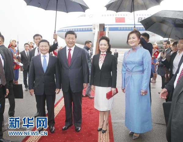 8月21日，國家主席習近平抵達烏蘭巴托，開始對蒙古國進行國事訪問。習近平和夫人彭麗媛在機場受到蒙古國總理阿勒坦呼亞格夫婦熱情迎接。新華社記者鞠鵬攝 
