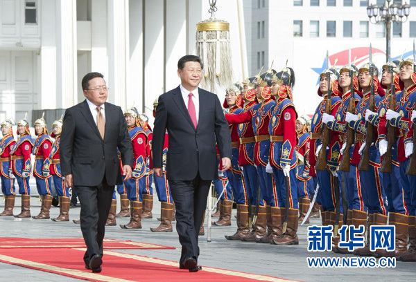 8月21日，國(guó)家主席習(xí)近平在烏蘭巴托同蒙古國(guó)總統(tǒng)額勒貝格道爾吉舉行會(huì)談。會(huì)談前，額勒貝格道爾吉在國(guó)家宮前廣場(chǎng)為習(xí)近平舉行隆重歡迎儀式。新華社記者 黃敬文 攝