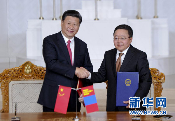 8月21日，國(guó)家主席習(xí)近平在烏蘭巴托同蒙古國(guó)總統(tǒng)額勒貝格道爾吉舉行會(huì)談。會(huì)談后，兩國(guó)元首共同簽署并發(fā)表《中華人民共和國(guó)和蒙古國(guó)關(guān)于建立和發(fā)展全面戰(zhàn)略伙伴關(guān)系的聯(lián)合宣言》。新華社記者 張鐸 攝