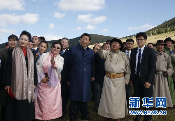 8月22日，國(guó)家主席習(xí)近平在蒙古國(guó)總統(tǒng)額勒貝格道爾吉陪同下前往烏蘭巴托市郊觀看那達(dá)慕。這是習(xí)近平和夫人彭麗媛同額勒貝格道爾吉夫婦觀看表演。新華社記者 鞠鵬 攝