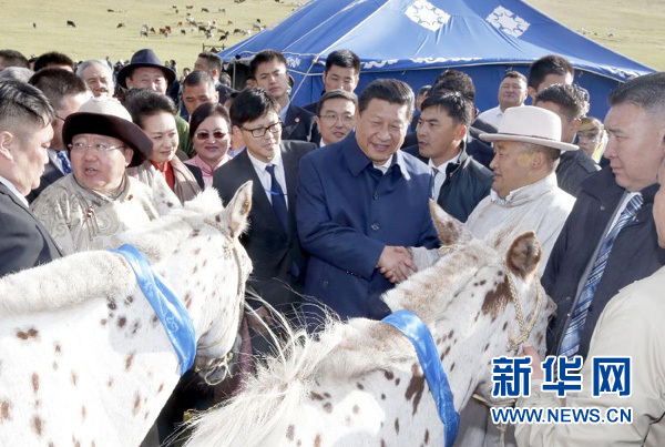 8月22日，國(guó)家主席習(xí)近平在蒙古國(guó)總統(tǒng)額勒貝格道爾吉陪同下前往烏蘭巴托市郊觀看那達(dá)慕。額勒貝格道爾吉向習(xí)近平夫婦贈(zèng)送兩匹蒙古馬。習(xí)近平為兩匹馬分別取名阿爾泰和克魯倫，寓意中蒙兩國(guó)山水相連、睦鄰友好。新華社記者 鞠鵬 攝