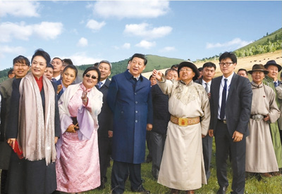 　　八月二十二日，國家主席習近平在蒙古國總統額勒貝格道爾吉陪同下前往烏蘭巴托市郊觀看那達慕。這是習近平和夫人彭麗媛同額勒貝格道爾吉夫婦觀看表演。新華社記者　鞠鵬攝