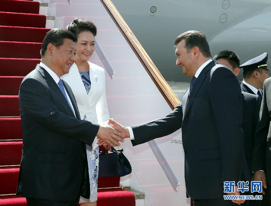9月11日，國家主席習近平抵達杜尚別，應塔吉克斯坦總統(tǒng)拉赫蒙邀請，出席上海合作組織成員國元首理事會第十四次會議并對塔吉克斯坦進行國事訪問。習近平和夫人彭麗媛在機場受到塔吉克斯坦總理拉蘇爾佐達等熱情迎接。新華社記者 鞠鵬 攝 