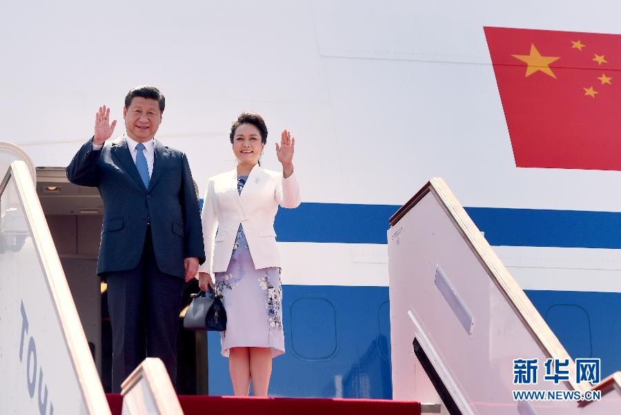 9月11日，中國國家主席習近平抵達杜尚別，應塔吉克斯坦總統(tǒng)拉赫蒙邀請，出席上海合作組織成員國元首理事會第十四次會議并對塔吉克斯坦進行國事訪問。這是習近平和夫人彭麗媛走出機艙。新華社記者 馬占成 攝 
